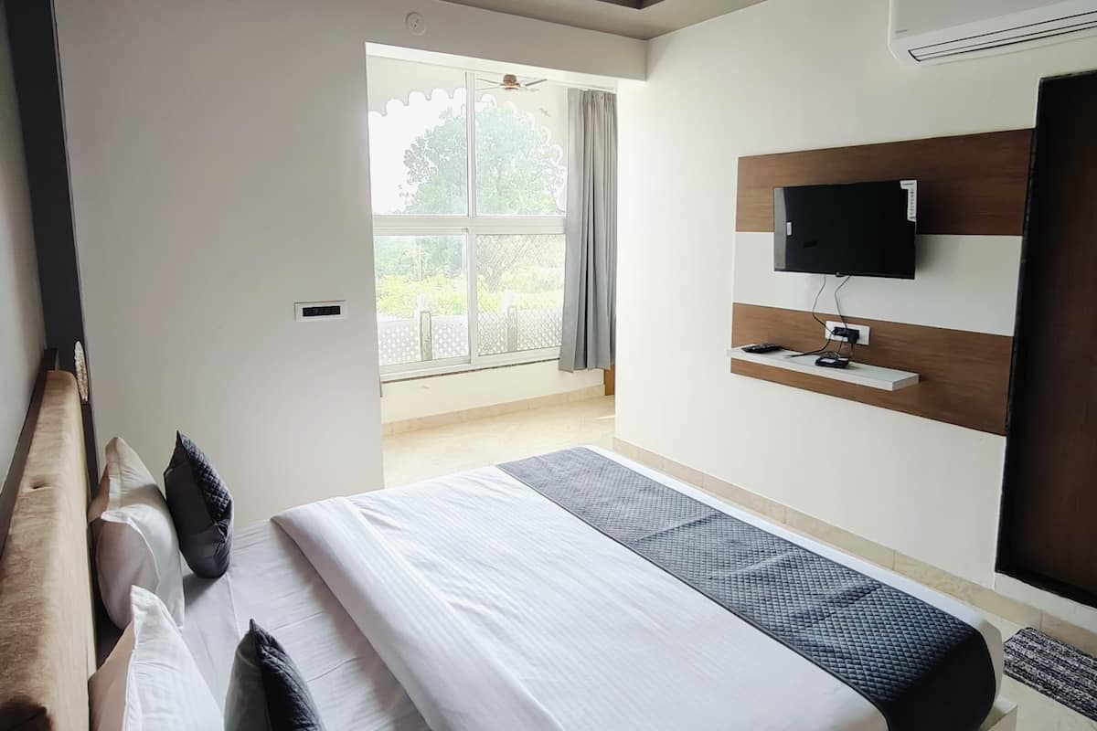 Deluxe kamer, 1 kingsize bed, uitzicht op heuvels | 1 slaapkamer, een minibar, een bureau, gratis wifi
