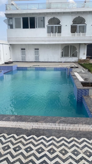 Outdoor pool - Kohinoor Hotel and Resort (Udaipur)