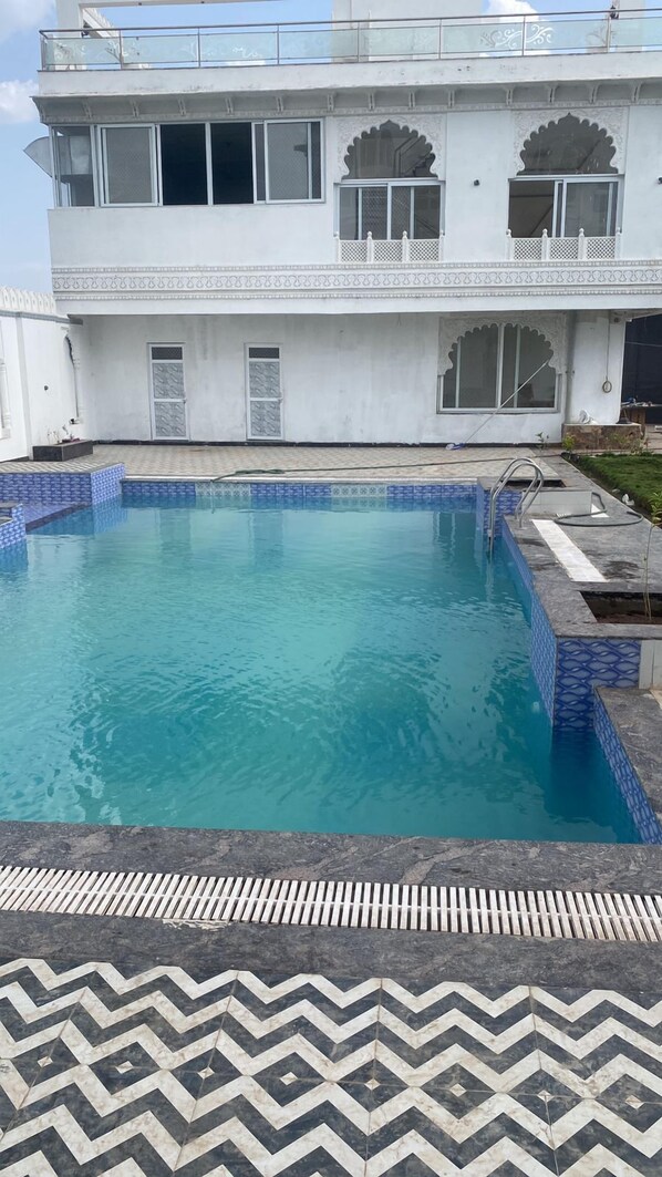 A two-story building with a swimming pool. - Kohinoor Hotel and Resort (Udaipur)