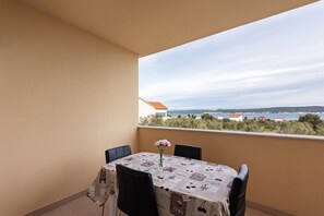 Outdoor dining - Apartment in Nevidane near White Mountains (Neviđane)