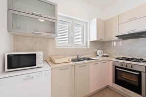 Kjøleskap, kokeplater, oppvaskmaskin og brødrister