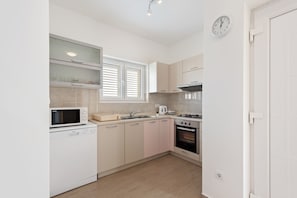 Fridge, stovetop, dishwasher, toaster - Apartment in Nevidane near White Mountains (Neviđane)