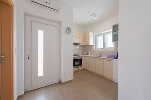 Réfrigérateur, plaque de cuisson, lave-vaisselle, grille-pain