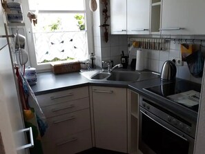 Fridge, oven, stovetop, coffee/tea maker