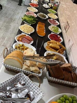 Ferdiglaget frokost hver dag (USD 15 per person)