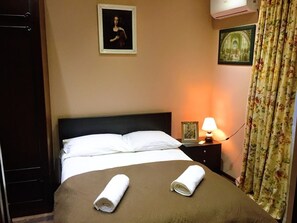 Skrivebord, skrivebord for bærbar PC, wi-fi (inkludert) og sengetøy