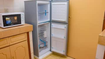 Refrigerador, microondas, utensilios de cocina y comedor