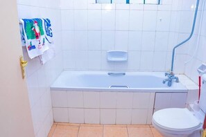 Deluxe-huoneisto | Kylpyhuone | Ilmaiset hygieniatuotteet, tohvelit, pyyhkeet, saippua
