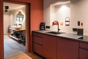 Fridge, oven, stovetop, dishwasher