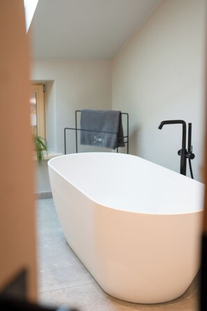 Shower, hair dryer, towels - 03 Michl, 85 sqm, 2 bedrooms, balcony, sauna, tiled stove (Schleching)