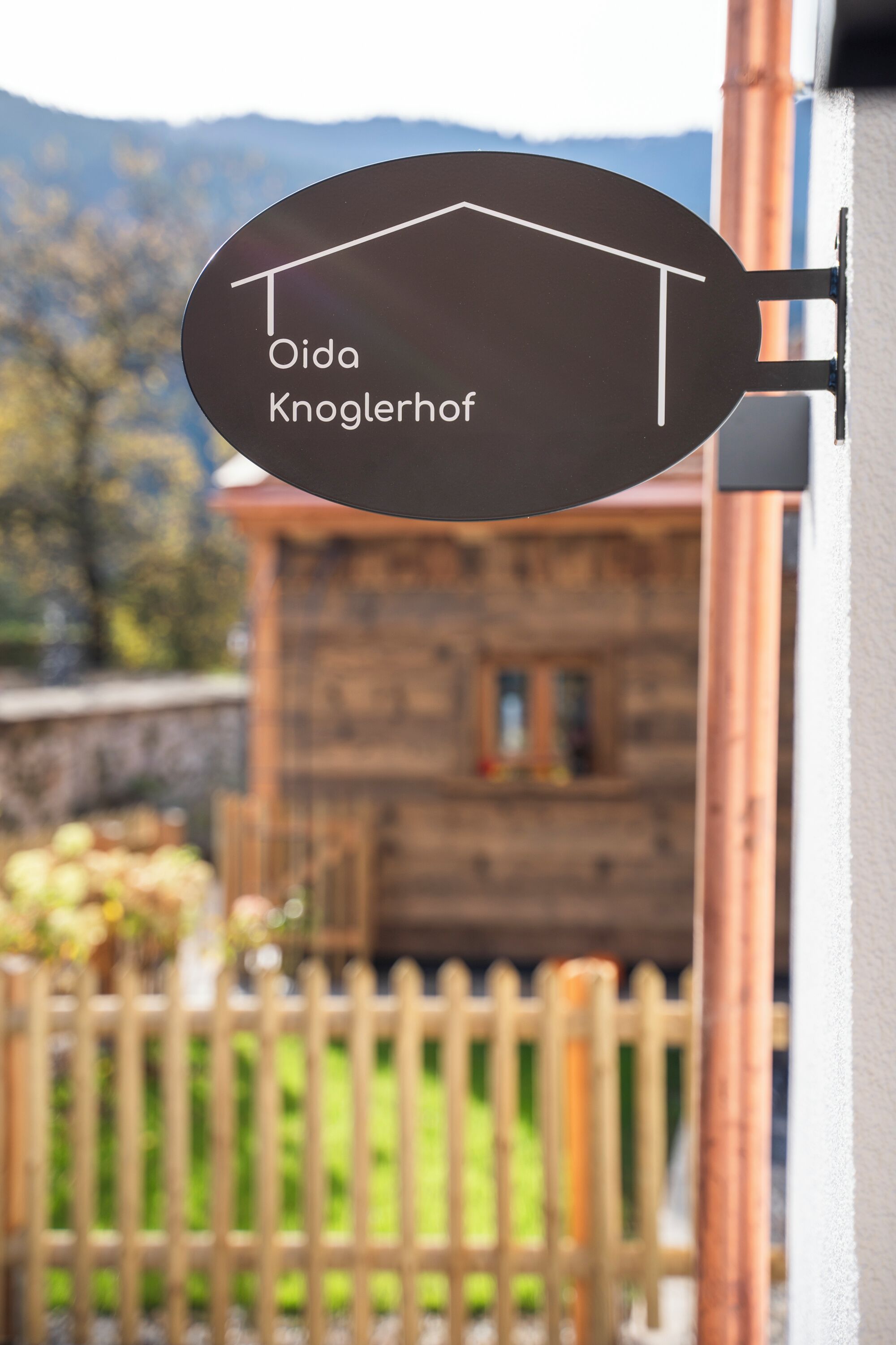 A sign with the text "Oida Knoglerhof" indicating the name of the property.