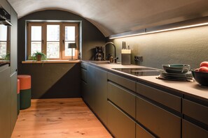 Jääkaappi, uuni, liesi, astianpesukone