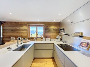 Frigorífico, microondas, horno y lavavajillas