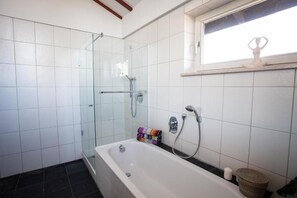 Shower, hair dryer, bidet, towels - Vacation home for max. 10 persons (Stein a. d. Traun)
