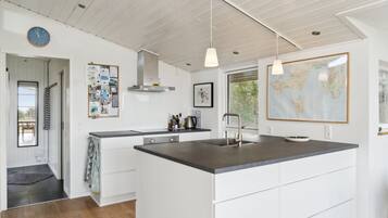 Réfrigérateur, four, lave-vaisselle, chaise haute