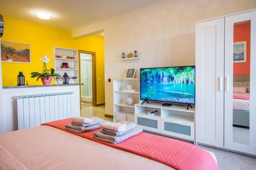 Appartement, 1 queensize bed, uitzicht op zee | Woonruimte | Een flatscreentelevisie