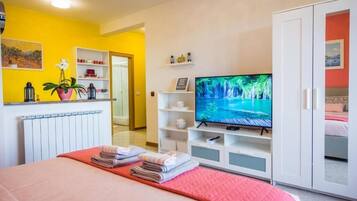Apartamento, 1 cama de matrimonio, vistas al mar | Zona de estar | Una televisión de pantalla plana