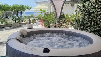Bañera de hidromasaje al aire libre
