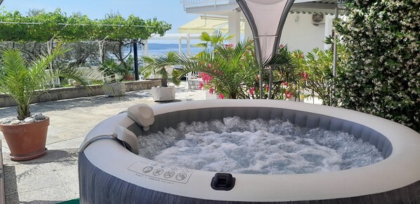 Outdoor spa tub - Apartments Milok (Piran)