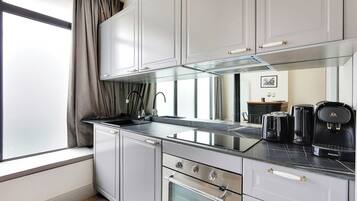 Coffee/tea maker, fridge, microwave, oven