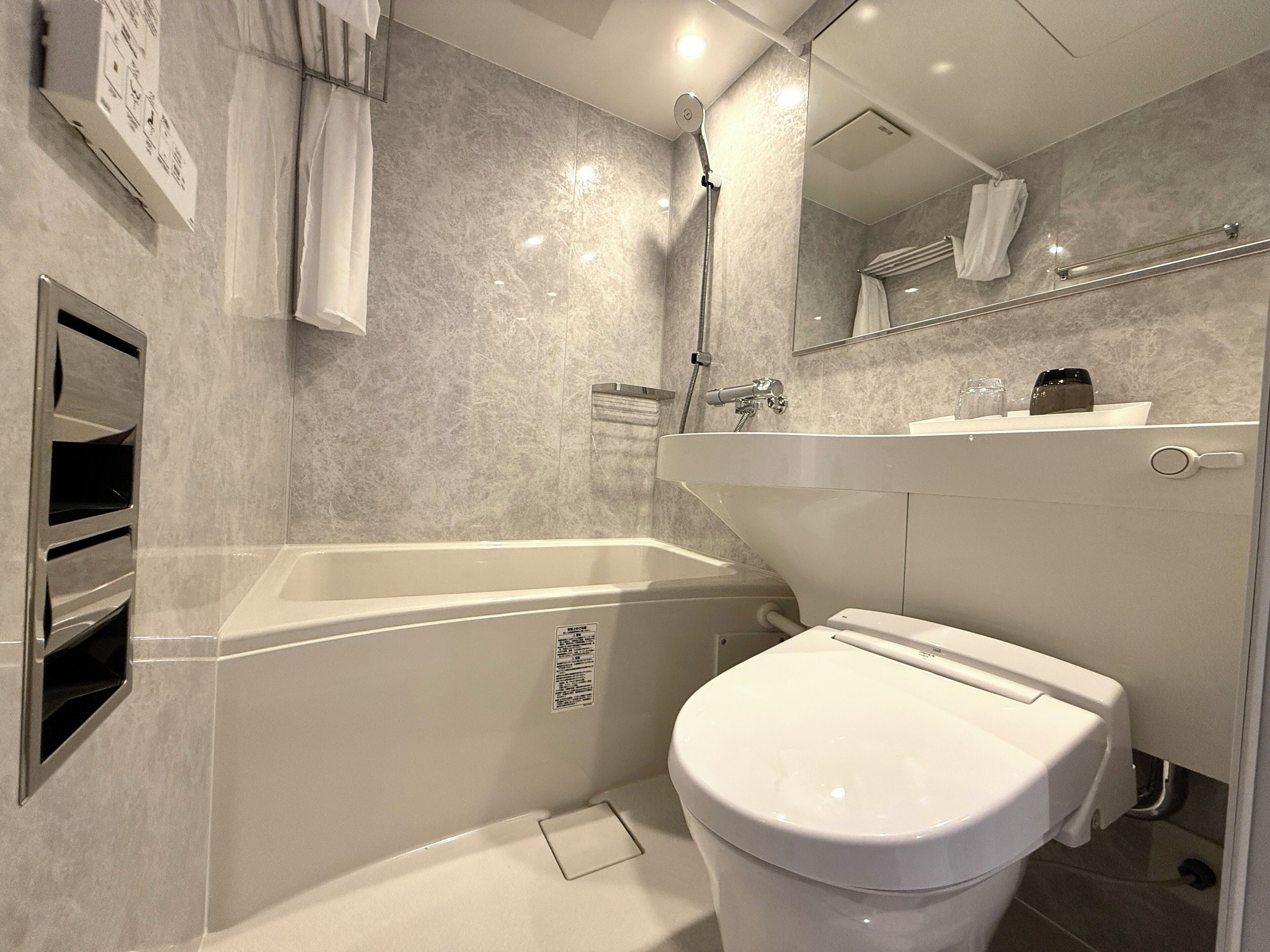 Bañera con ducha, secador de pelo, pantuflas, toallas