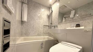 Bañera con ducha, secador de pelo, pantuflas, toallas