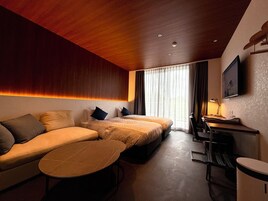 Cubrecamas, escritorio, espacio para trabajar con laptop y wifi gratis