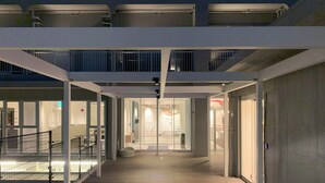 Un bâtiment moderne doté d’une galerie couverte menant à une vitrine.