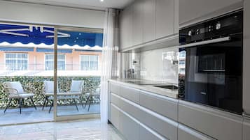 Een koelkast, een microgolfoven, een oven, een kookplaat