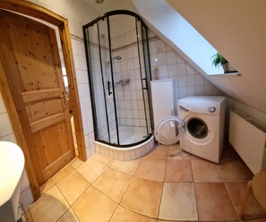 Een douche, handdoeken