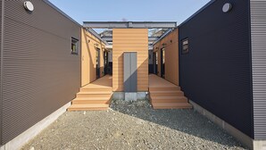 Un bâtiment moderne doté d’une entrée centrale, flanquée de deux ailes.