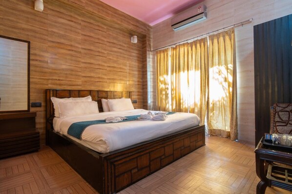 Escritorio y espacio para trabajar con laptop 