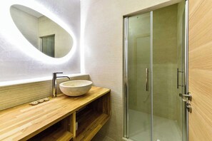 Dusj, hårføner, håndklær og sjampo