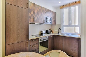 Kjøleskap, mikrobølgeovn, ovn og kokeplater