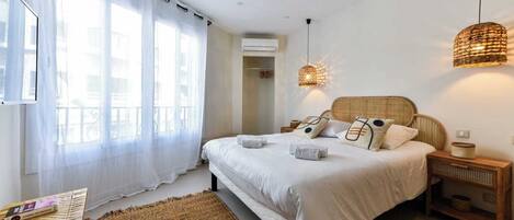 1 slaapkamer, een strijkplank/strijkijzer, reisbedje, gratis wifi