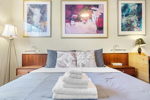 3 bedrooms, desk, WiFi, bed sheets