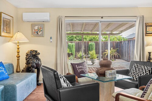 Charming 3-bedroom house with WiFi and AC in lovely Fremont