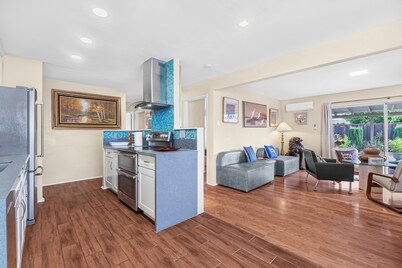 Charming 3-bedroom house with WiFi and AC in lovely Fremont