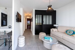 Smart TV - Beautiful flat with balcony - 200m from the beach (Antibes)