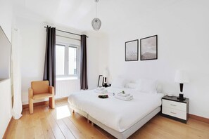 2 slaapkamers, een bureau, een strijkplank/strijkijzer, gratis wifi