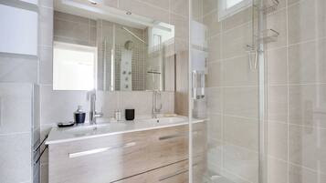 Shower, hair dryer, towels