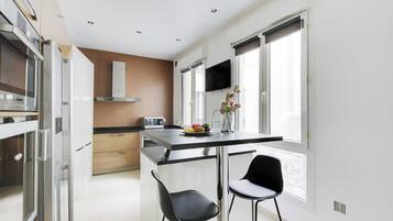 Fridge, oven, stovetop, coffee/tea maker