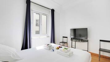 2 bedrooms, iron/ironing board, internet, bed sheets