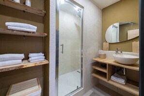 Hårføner, håndklær og sjampo