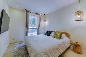 2 quartos, ferros/tábuas de passar roupa, berço de viagem