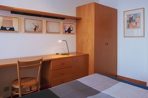 1 habitación, escritorio, tabla de planchar con plancha y cuna de viaje
