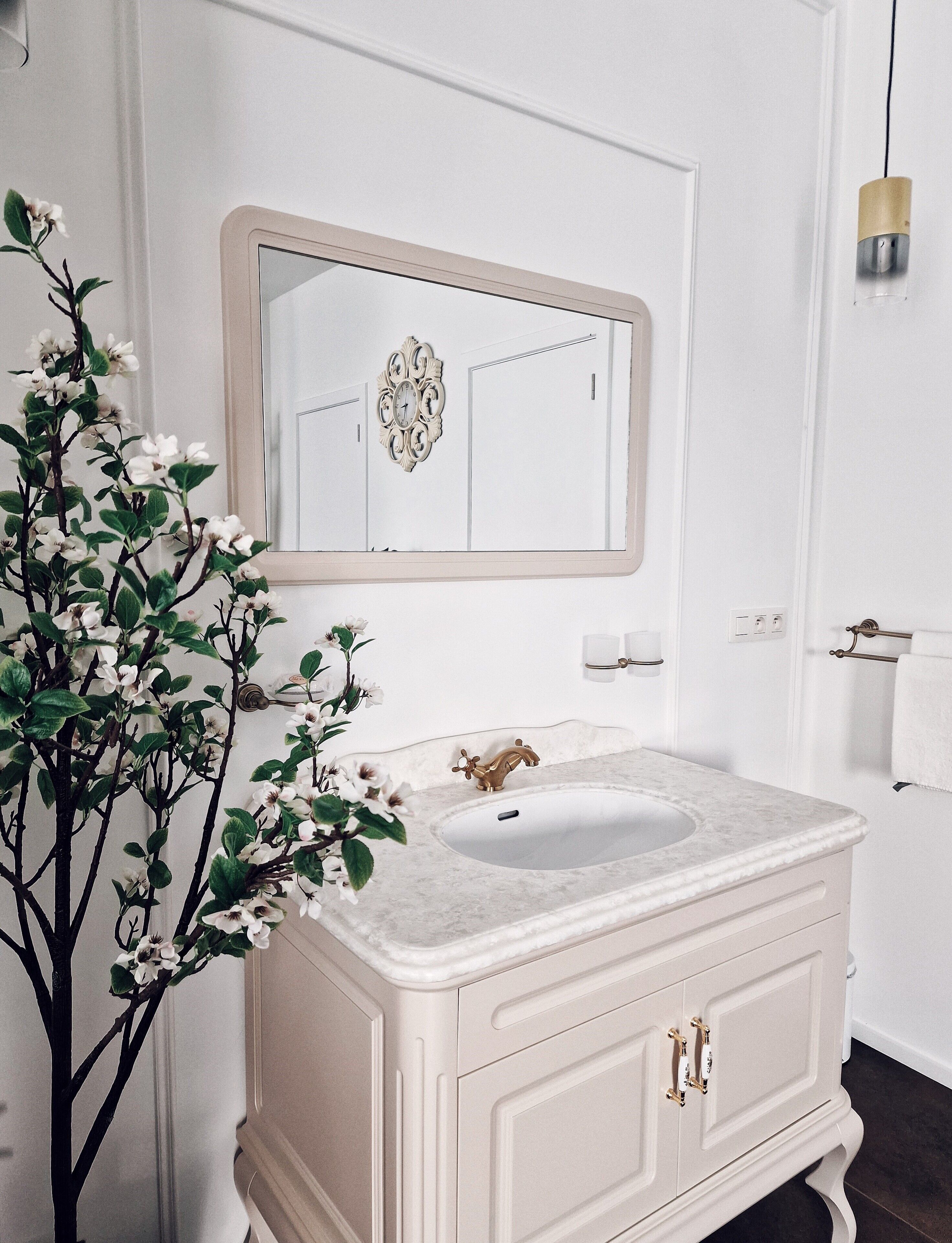 Sèche-cheveux, serviettes fournies, savon, papier toilette