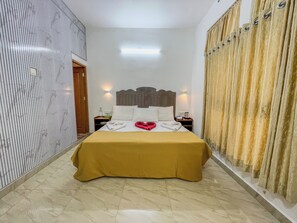 Individually decorated, individually furnished, desk, laptop workspace - Snow Hills Nature Resort (Peermade)