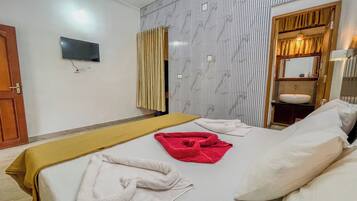 Deluxe Room | Desk, laptop workspace, blackout drapes, soundproofing