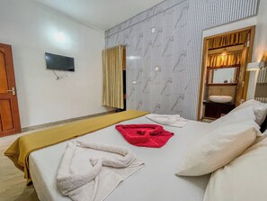 Individually decorated, individually furnished, desk, laptop workspace - Snow Hills Nature Resort (Peermade)